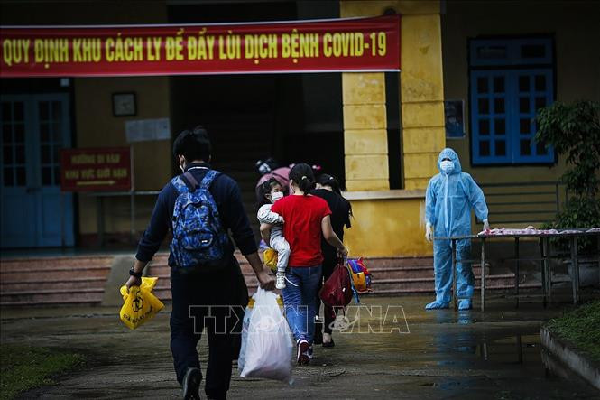 Các công dân vào khu cách ly tập trung theo dõi COVID-19 tại Trung đoàn 814, Bộ chỉ huy Quân sự tỉnh Hòa Bình. Ảnh: Trọng Đạt - TTXVN