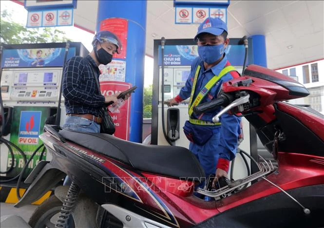 Giá xăng trong nước tăng.Ảnh: Trần Việt - TTXVN