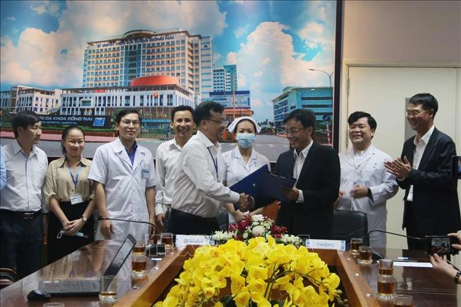 Lễ ký kết hợp tác triển khai đăng ký khám bệnh trực tuyến tại Bệnh viện đa khoa Đồng Nai. Ảnh: Lê Xuân-TTXVN