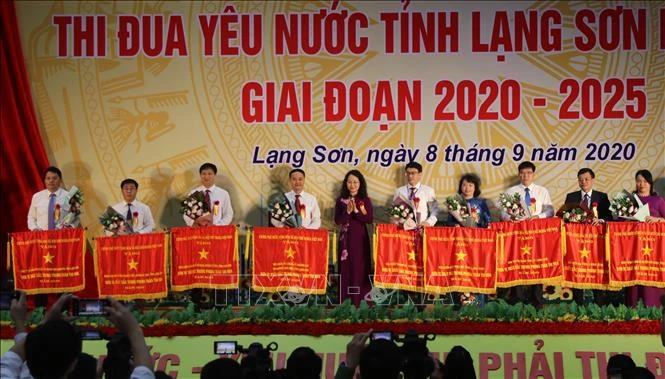 Tập thể, cá nhân được nhận Cờ thi đua của Thủ tướng Chính phủ. Ảnh: Quang Duy - TTXVN