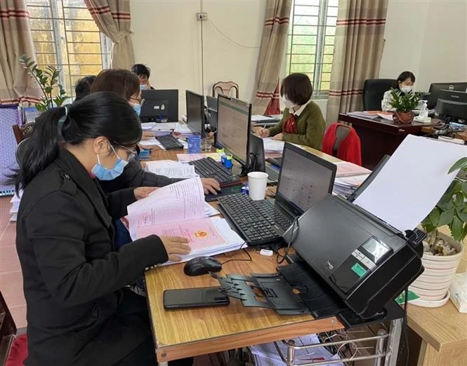 Cán bộ Văn phòng Đăng kí đất đai huyện Yên Lạc, tỉnh Vĩnh Phúc tích cực đẩy nhanh giải quyết các thủ tục đất đai cho người dân. Ảnh: Nguyễn Thảo – TTXVN