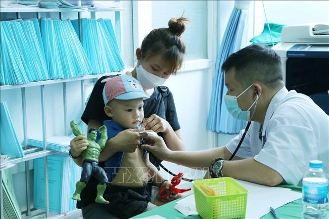 Đối tượng khám bệnh tim sàng lọc miễn phí là trẻ em từ 0 đến dưới 16 tuổi. Ảnh: Đinh Thùy-TTXVN 
