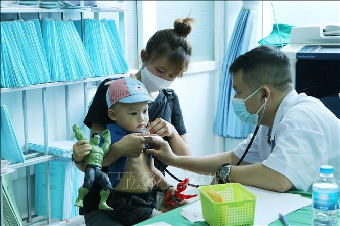 Đối tượng khám bệnh tim sàng lọc miễn phí là trẻ em từ 0 đến dưới 16 tuổi. Ảnh: Đinh Thùy-TTXVN 
