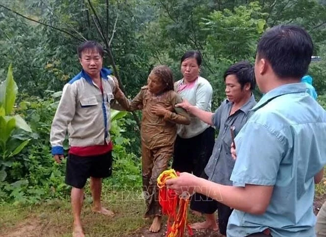Người đi đường và dân ở gần đã cứu được chị Lò Thị Châu và đưa đi cấp cứu. Ảnh: TTXVN phát