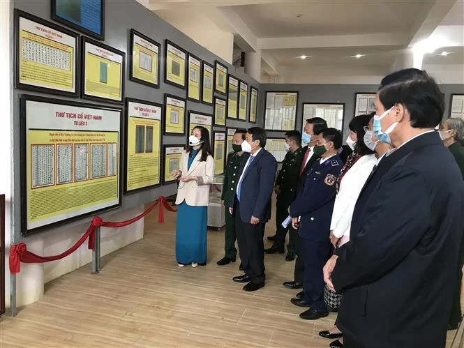 Buổi triển lãm lưu động đã thu hút đông đảo các tầng lớp nhân dân đến tham quan, tìm hiểu, nghiên cứu. Ảnh: Thanh Thủy-TTXVN 