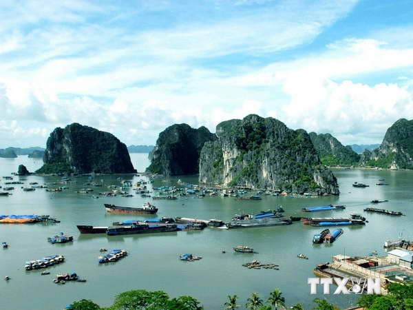 Du khách vui chơi tại bãi biển Tam Thanh. Ảnh: Trịnh Bang Nhiệm - TTXVN 