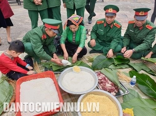 Đồng bào và các chiến sĩ cùng tham gia gói bánh chưng tặng cho người nghèo tại Làng Văn hóa - Du lịch các dân tộc Việt Nam trong chương trình "Gói bánh chưng xanh cùng người nghèo ăn Tết”. Ảnh: Hoàng Hải 