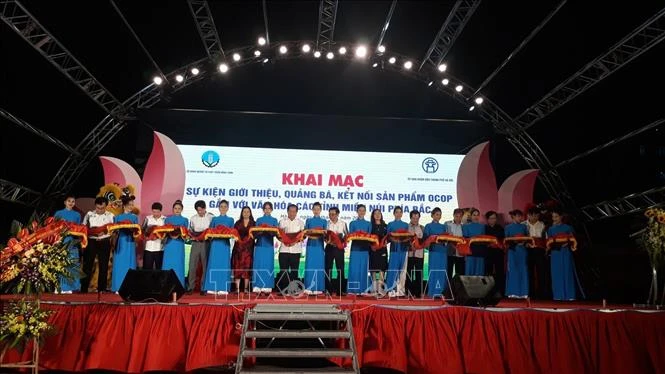 Cắt băng khai mạc sự kiện giới thiệu, quảng bá sản phẩm OCOP gắn với văn hóa các tỉnh miền núi phía Bắc. Ảnh: Phương Anh - TTXVN