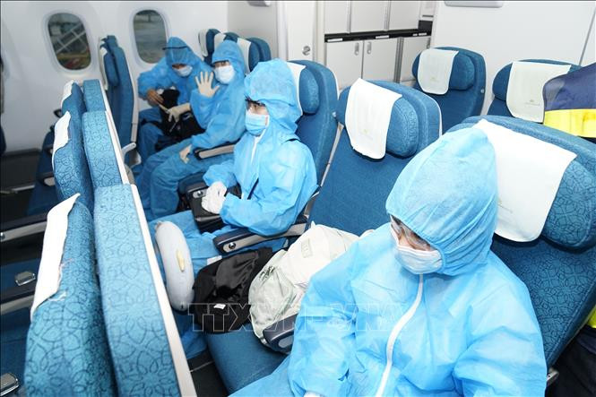 Chuyến bay thương mại quốc tế đầu tiên của hàng không Việt Nam sau dịch COVID-19, hành khách trên chuyến bay được sắp xếp ngồi giãn cách. Ảnh: Huy Hùng - TTXVN