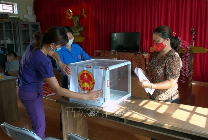 Ủy ban bầu cử xã Tà Cạ, huyện Kỳ Sơn, tỉnh Nghệ An hoàn tất các công việc như dọn vệ sinh môi trường, chuẩn bị hội trường, chuẩn bị khu vực bỏ phiếu và hòm phiếu... cho ngày bầu cử sớm 21/5. Ảnh: Văn Tý-TTXVN 
