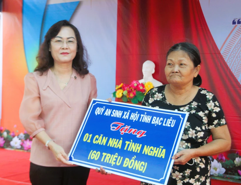 Phó Bí thư Thường trực Tỉnh ủy Bạc Liêu Lê Thị Ái Nam trao bảng tượng trưng tặng nhà tình nghĩa cho hộ gia đình ông Huỳnh Văn Khởi (ấp Cá Rô, xã Minh Diệu, huyện Hòa Bình). Ảnh: Tuấn Kiệt – TTXVN. 