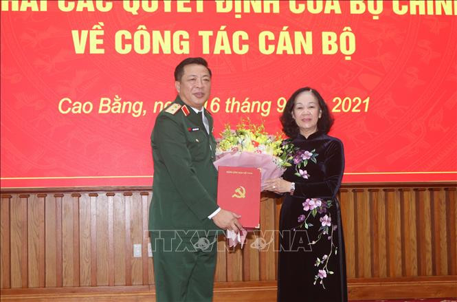 Uỷ viên Bộ Chính trị, Bí thư Trung ương Đảng, Trưởng ban Tổ chức Trung ương Trương Thị Mai trao Quyết định cho tân Bí thư Tỉnh ủy Cao Bằng Trần Hồng Minh. Ảnh: Quốc Đạt - TTXVN. 