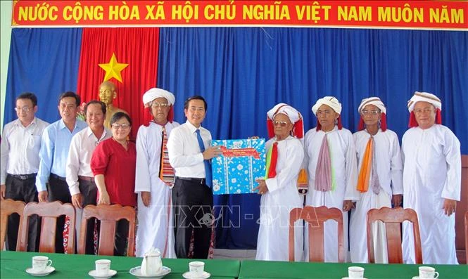 Phó Bí thư Thường trực Tỉnh ủy Ninh Thuận Phạm Văn Hậu cùng đoàn công tác chúc tết Ramưwan Hội đồng Sư cả đạo Bàni. Ảnh: Công Thử - TTXVN
