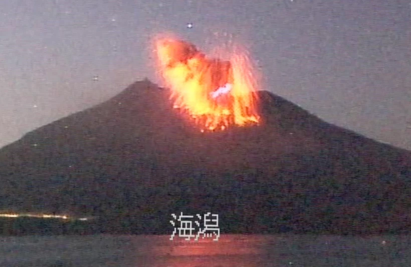 Núi lửa Sakurajima phun nham thạch. Ảnh: AFP/TTXVN 