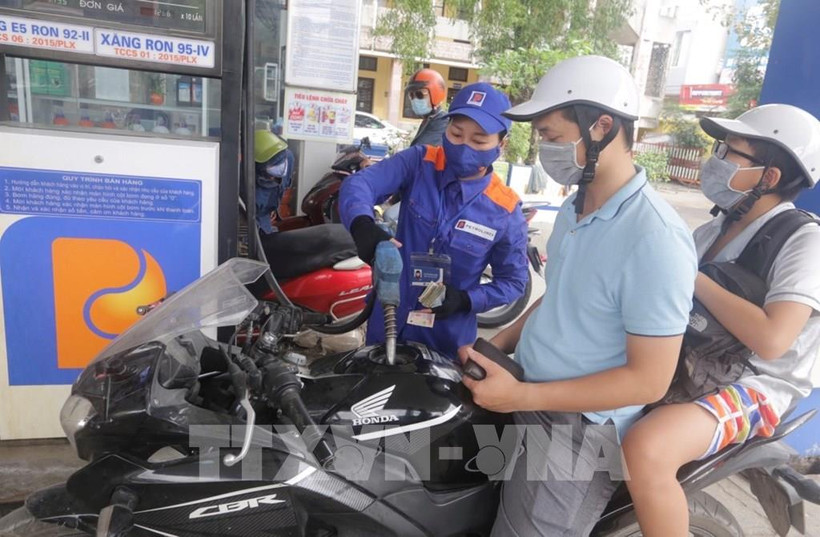 Điều chỉnh giá bán xăng. Ảnh : Trần Việt