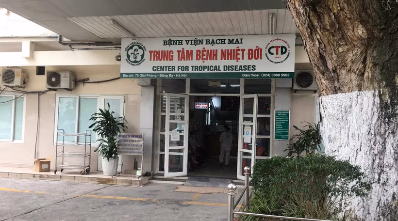 Bác sĩ thăm khám cho bệnh nhân số xuất huyết đang điều trị tại khoa Truyền nhiễm, bệnh viện đa khoa Đống Đa (Hà Nội). Ảnh: Minh Quyết - TTXVN