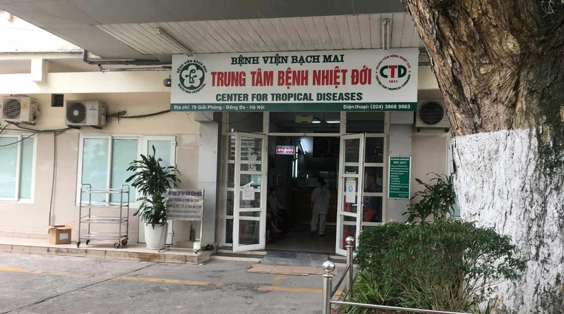 Bác sĩ thăm khám cho bệnh nhân số xuất huyết đang điều trị tại khoa Truyền nhiễm, bệnh viện đa khoa Đống Đa (Hà Nội). Ảnh: Minh Quyết - TTXVN