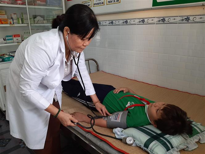 Tham gia bảo hiểm y tế, ngoài được chi trả các chi phí khi đi khám chữa bệnh tại các cơ sở y tế, học sinh, sinh viên còn được hưởng quyền lợi chăm sóc sức khỏe ban đầu tại nhà trường. Ảnh: Đức Hạnh - TTXVN 
