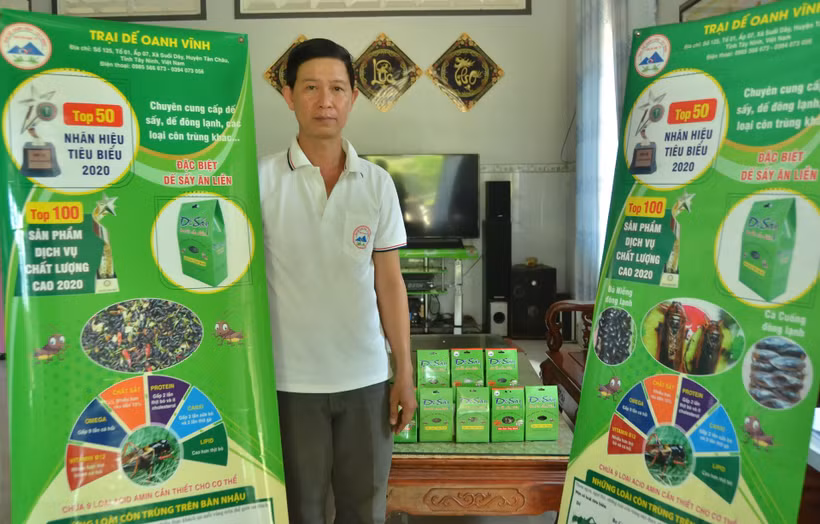 Ðại diện Trại dế Oanh Vĩnh (xã Suối Dây, huyện Tân Châu) giới thiệu sản phẩm được xếp hạng OCOP tỉnh Tây Ninh (3 sao). Ảnh: baotayninh.vn 