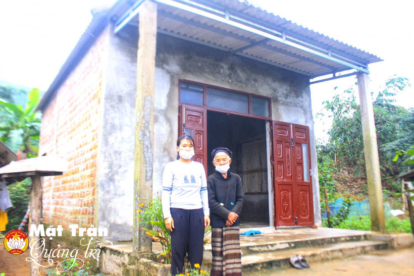 Mẹ con bà Hồ Căn Ta (thôn Ruộng, xã Hướng Hiệp, huyện Đakrông, tỉnh Quảng Trị) bên ngôi nhà đại đoàn kết được xây bằng tiền hỗ trợ. Ảnh: ubmttqvn.quangtri.gov.vn 