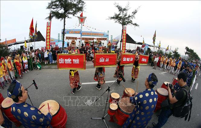 Múa tường trình và đánh trống khai hội tại lễ hội Cầu ngư thành phố Đà Nẵng. Ảnh: Trần Lê Lâm - TTXVN