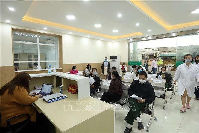 Các tình nguyện viên đến đăng ký khám. Ảnh: Phan Tuấn Anh - TTXVN