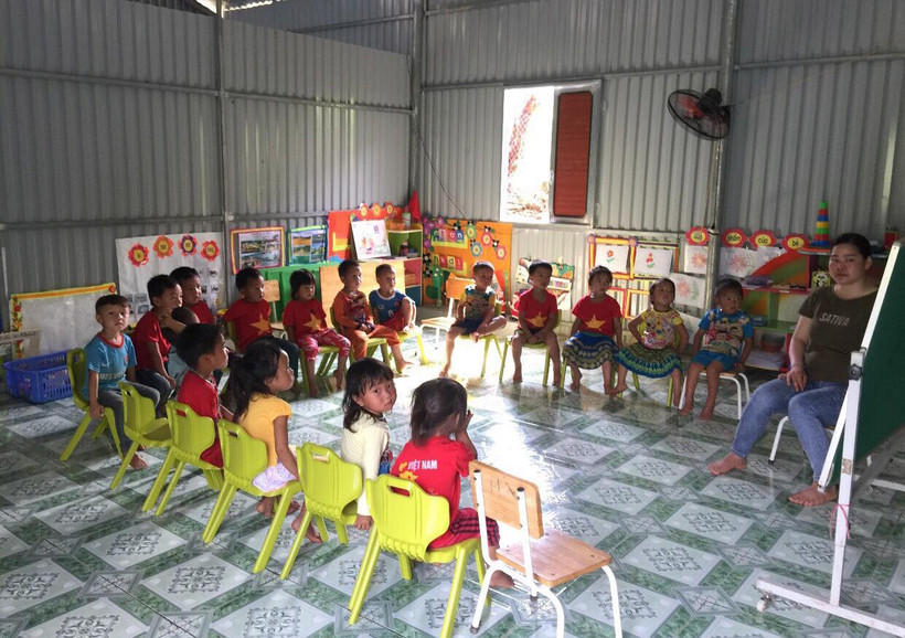 Giờ học của cô trò điểm trường Bãi Chè Cao của trường Mầm non Hồng Ngọc tại thôn Làng Mảnh, xã Tà Xi Láng, huyện Trạm Tấu, tỉnh Yên Bái. Ảnh: Việt Dũng - TTXVN