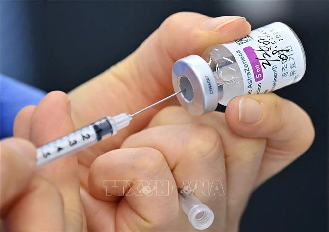 Nhân viên y tế chuẩn bị tiêm vaccine ngừa COVID-19 của AstraZeneca cho người dân tại Seoul, Hàn Quốc ngày 26/2/2021. Ảnh: AFP/TTXVN