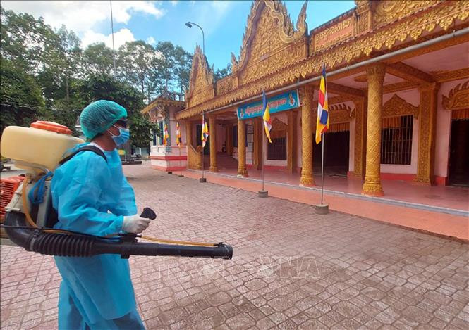Ngành y tế Sóc Trăng phun khử khuẩn phòng chống dịch COVID-19. Ảnh: Trung Hiếu - TTXVN