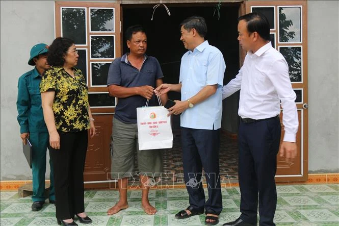 Đoàn công tác của Tỉnh ủy, UBND tỉnh Sơn La thăm hỏi, tặng quà cho hộ dân bị ảnh hưởng bởi động đất tại xã Tà Lại, huyện Mộc Châu. Ảnh: Hữu Quyết - TTXVN