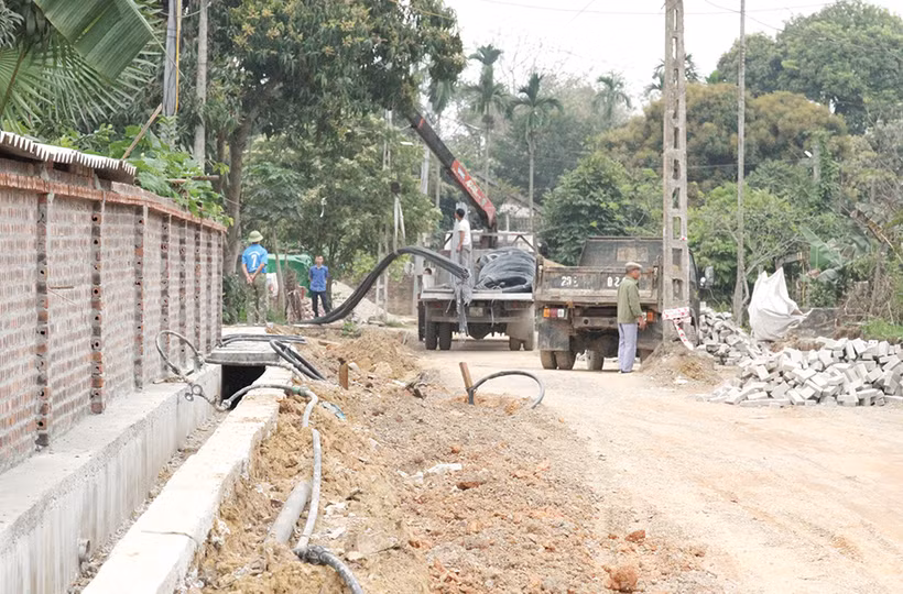 Tuyến đường xóm Lý, xóm Vân kết nối với Cụm công nghiệp Thanh Minh đang được thi công xây dựng góp phần nâng cao tiêu chí giao thông của xã Thanh Minh. Ảnh: baophutho.vn 