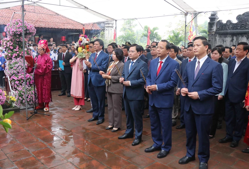 Dâng hương tưởng nhớ các vị khoa bảng tại Văn Miếu - Bắc Ninh