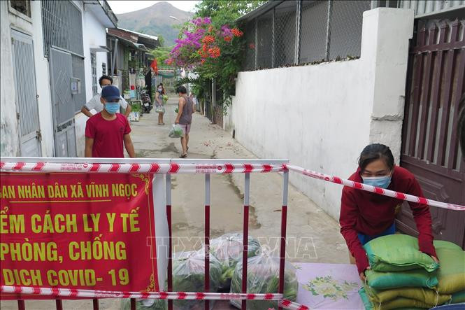 Người dân ở khu cách ly y tế ở xã Vĩnh Ngọc, thành phố Nha Trang nhận hỗ trợ gạo và nhu yếu phẩm. Ảnh: Phan Sáu - TTXVN