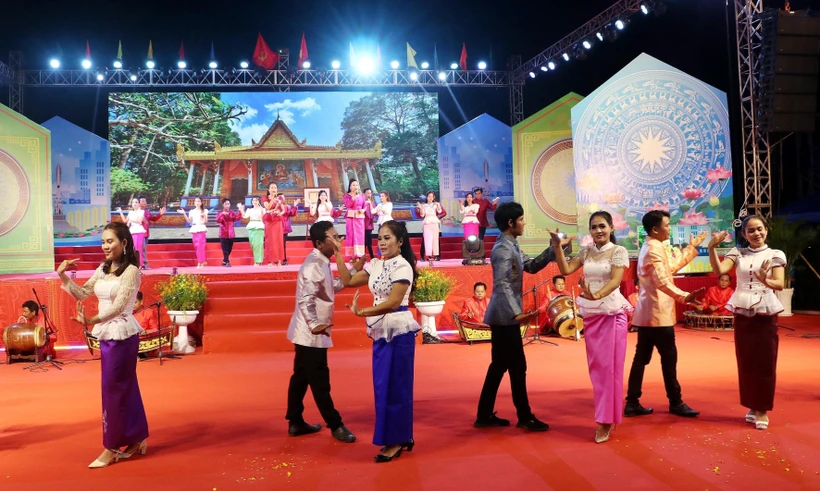 Đồng bào Khmer Sóc Trăng trong trang phục truyền thống biểu diễn múa Răm vông. Ảnh: Trung Hiếu - TTXVN 