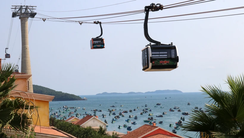 Ca nô cao tốc phục vụ du khách tham quan, du lịch, trải nghiệm trên vùng biển đảo Phú Quốc (Kiên Giang). Ảnh: Lê Huy Hải - TTXVN 