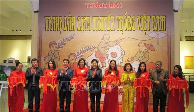 Các đại biểu cắt băng khai mạc trưng bày chuyên đề "Tranh dân gian truyền thống Việt Nam". Ảnh: Minh Thu- TTXVN