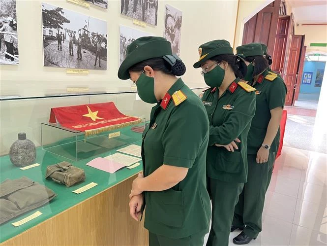 Trưng bày chuyên đề "Đại thắng mùa Xuân 1975" và triển lãm ảnh "Đất nước trọn niềm vui"