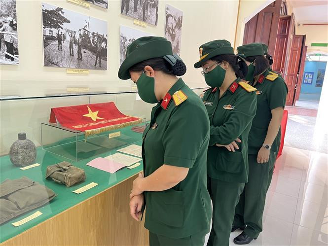 Trưng bày chuyên đề "Đại thắng mùa Xuân 1975" và triển lãm ảnh "Đất nước trọn niềm vui"