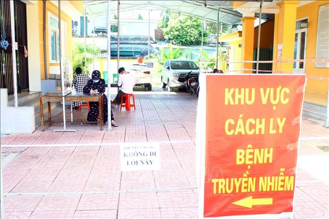 Các trường hợp liên quan đến ca mắc COVID - 19 khai báo thông tin y tế khu vực cách ly tại Trạm Y tế Hà Huy Tập. Ảnh: Tá Chuyên - TTXVN
