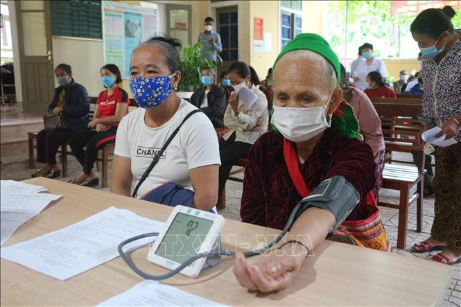 Để đảm bảo an toàn, hiệu quả trong suốt quá trình tiêm chủng, tại các điểm tiêm chủng đã bố trí các bàn tiếp đón, nhập thông tin người tiêm, 3 bàn khám phân loại và 3 bàn tiêm đảm bảo theo quy định. Ảnh: Bích Huệ – TTXVN