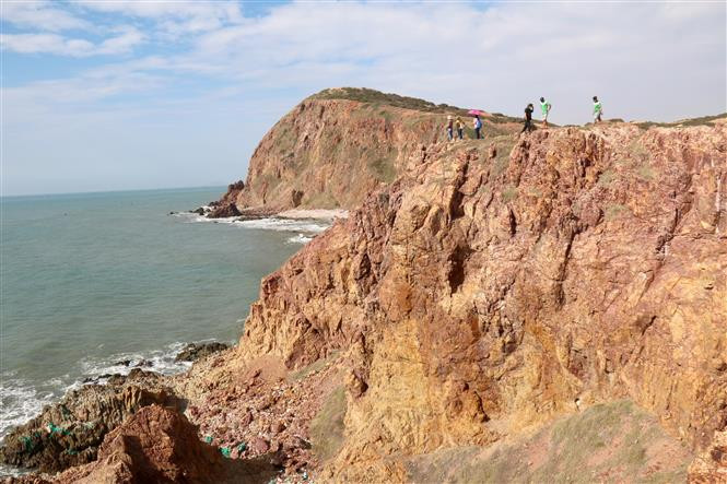 Mũi Yến thuộc xã Hòa Thắng, huyện Bắc Bình, tỉnh Bình Thuận là một điểm đến hoàn toàn hoang sơ và mới lạ. Ảnh: Nguyễn Thanh - TTXVN 