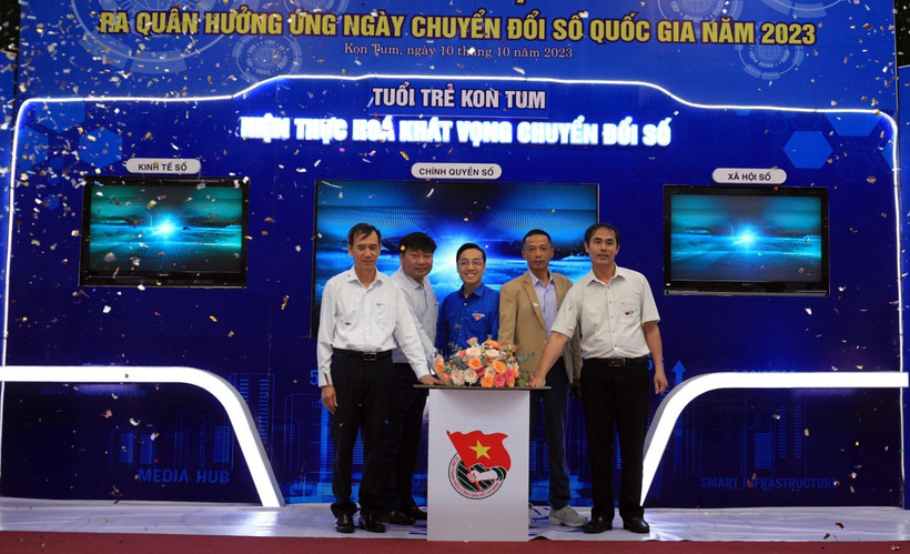 Các đại biểu ấn nút phát động ra quân hưởng ứng Ngày Chuyển đổi số quốc gia năm 2023 với chủ đề “Tuổi trẻ Kon Tum hiện thực hóa khát vọng Chuyển đổi số”. Ảnh: Khoa Chương - TTXVN 