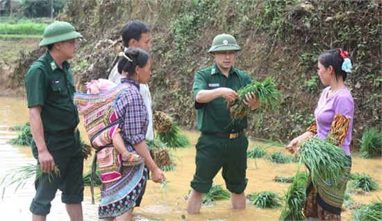 Bộ đội Lào Cai giúp dân làm kinh tế, đảm bảo an ninh khu vực biên giới. Ảnh : vov1.vov.vn 