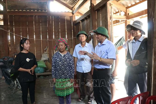 Đoàn công tác của huyện M’Đrắk tuyên truyền vận động người dân thực hiện công tác di dời về nơi ở mới. Ảnh: Tuấn Anh – TTXVN