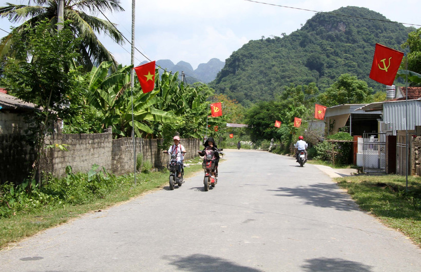 Tuyến đường liên xã được đầu tư đã tạo điều kiện thuận lợi giúp người dân xã Châu Cường, huyện Quỳ Hợp (Nghệ An) thông thương phát triển kinh tế. Ảnh: Văn Tý-TTXVN 