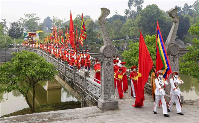 Đoàn hành lễ tiến về Đền Lạc Long Quân để làm Lễ giỗ Đức Quốc tổ Lạc Long Quân. Ảnh: Trung Kiên - TTXVN