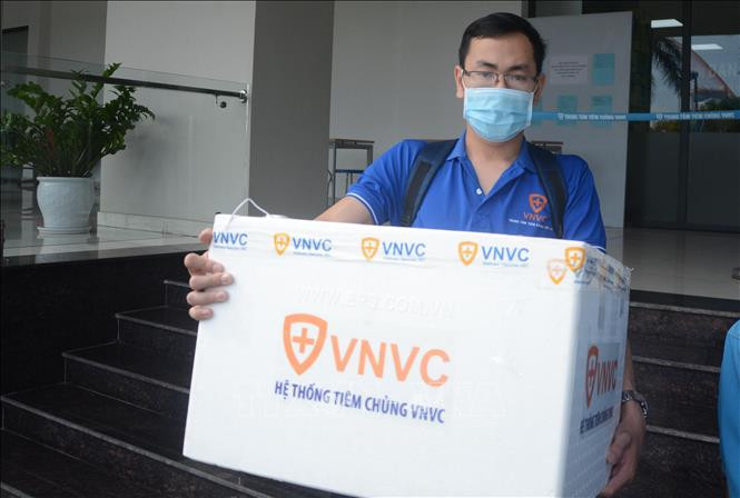 Lô vaccine được chuyển từ Hệ thống Tiêm chủng VNVC Đà Nẵng đến Trung tâm Kiểm soát bệnh tật thành phố Đà Nẵng. Ảnh: Văn Dũng - TTXVN