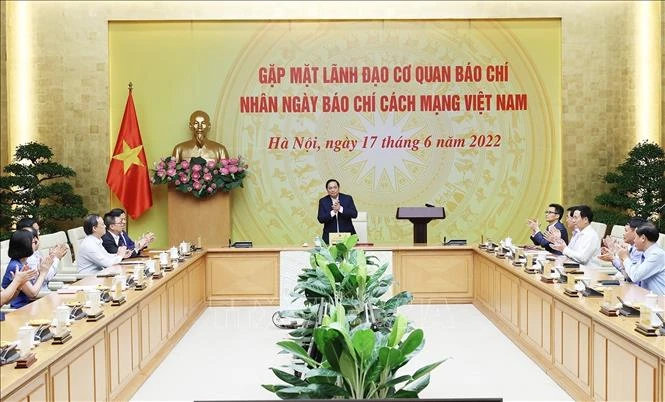 Thủ tướng Phạm Minh Chính chúc mừng các cơ quan báo chí nhân Ngày Báo chí cách mạng Việt Nam. Ảnh: Dương Giang-TTXVN 