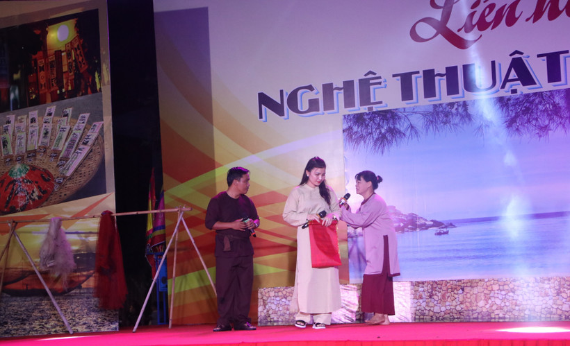 Trình diễn bài chòi tại liên hoan. Ảnh: Đinh Hương – TTXVN