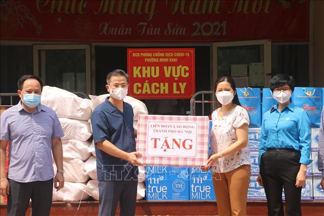100 suất quà được trao cho lực lượng công tác tại khu cách ly phong tỏa khu chung cư 310 Minh Khai. Ảnh: TTXVN phát 
